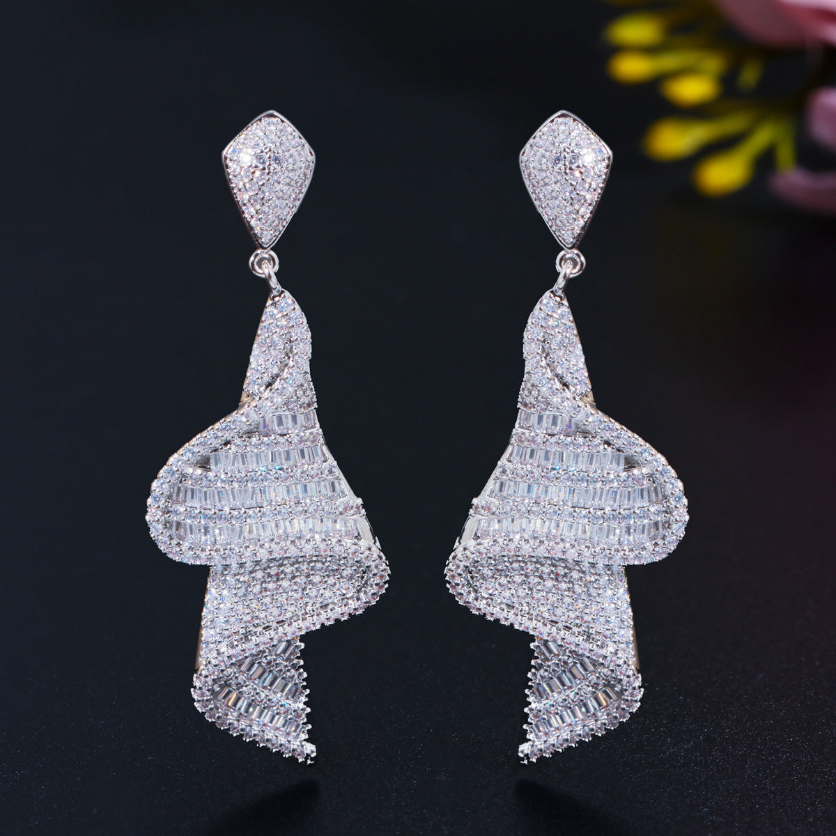 Shining Micro Inlaid Zircon Niche Long Earrings