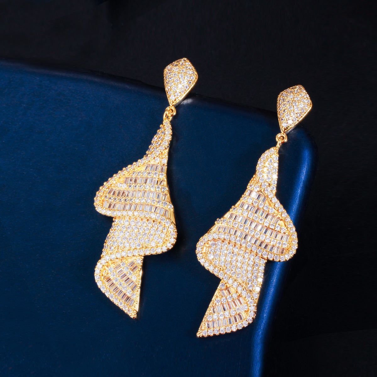 Shining Micro Inlaid Zircon Niche Long Earrings